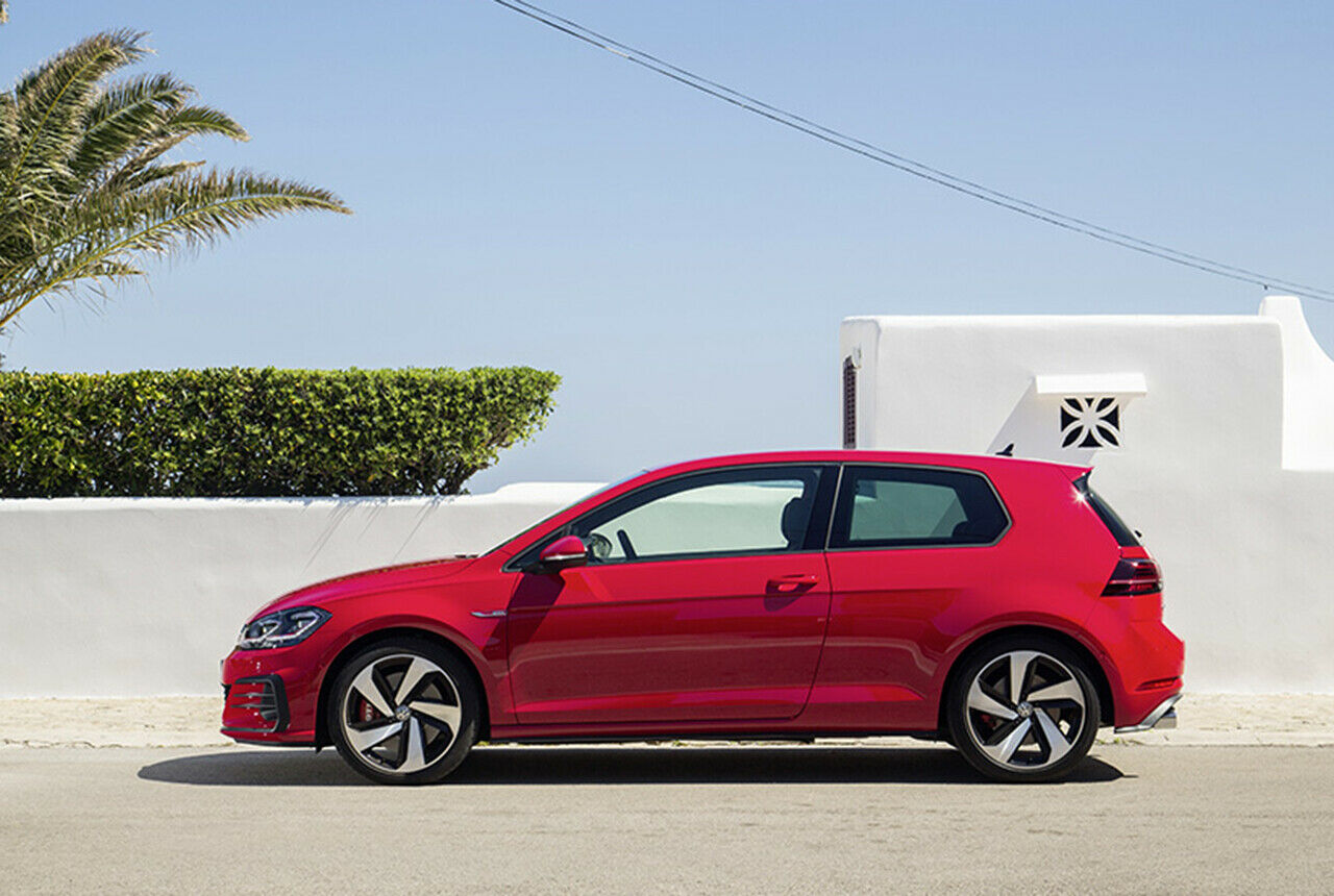 Der geliftete Golf VII GTI kommt in der Standardvariante mit 230 PS und "offenem" Differenzial. Der GTI Performance mit 245 PS und Sperre