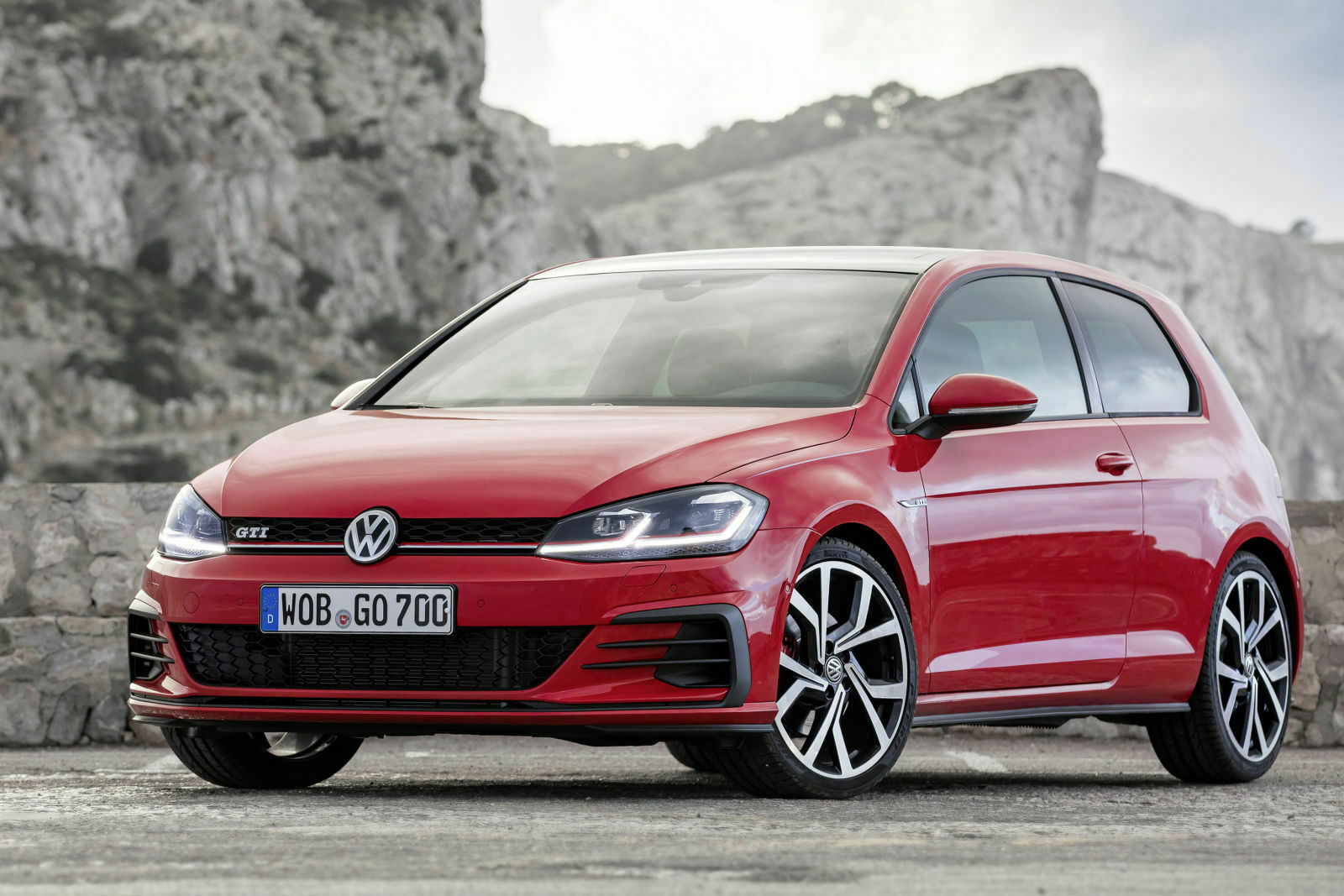 Seit Mitte der 70er-Jahre kennt jeder diese drei Buchstaben: GTI. Der erste Hot-Hatch kommt nunmehr mit 230 PS in der Basisversion. Einst waren es 110 PS