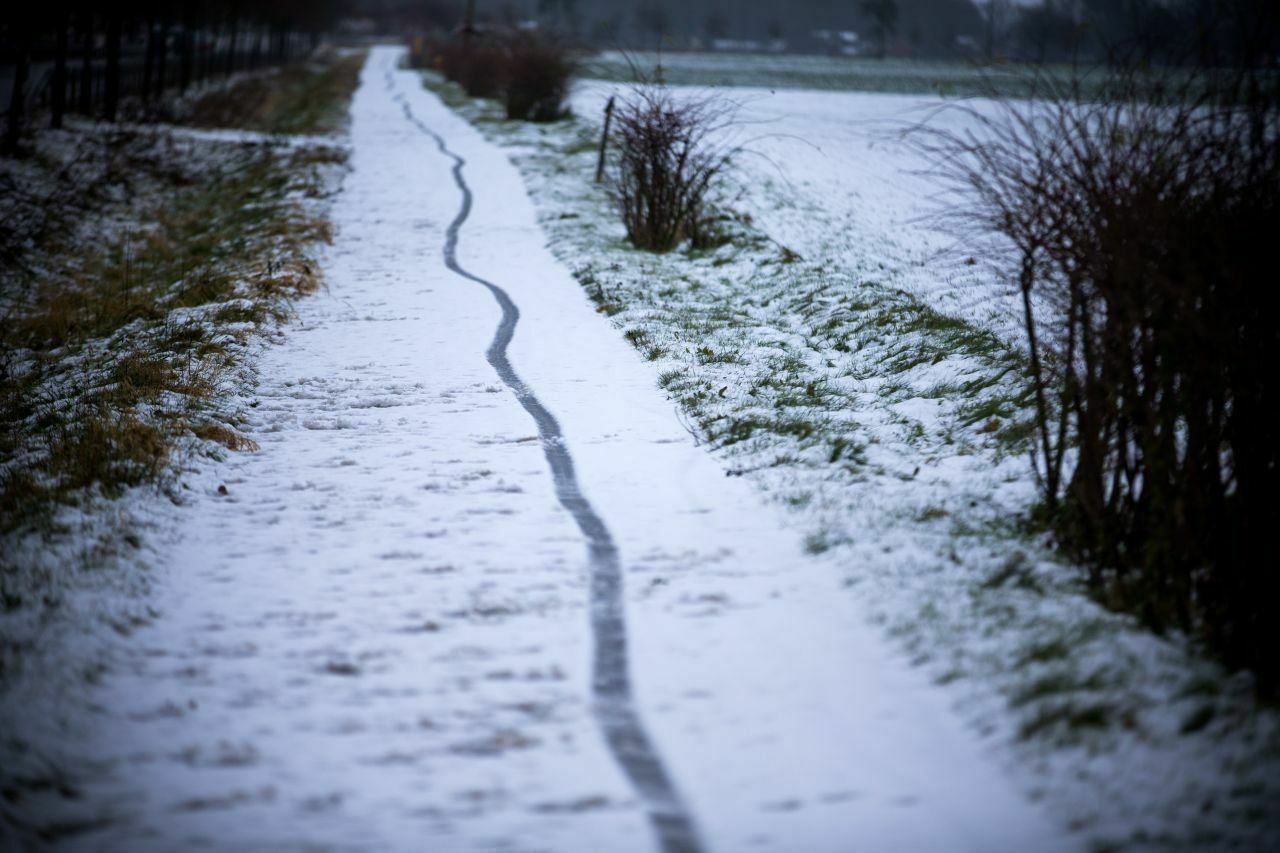 Verschneiter Radweg: In der kalten jahreszeit weichen Radfahrer vielerorts vom Radweg auf die Straße aus. Das ist auch rechtens
