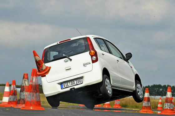 Auto kippt beim Elchtest fast um - widerhohlt sich die Geschichte der A-Klasse?