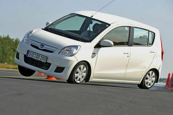 Auto kippt beim Elchtest fast um - widerhohlt sich die Geschichte der A-Klasse?
