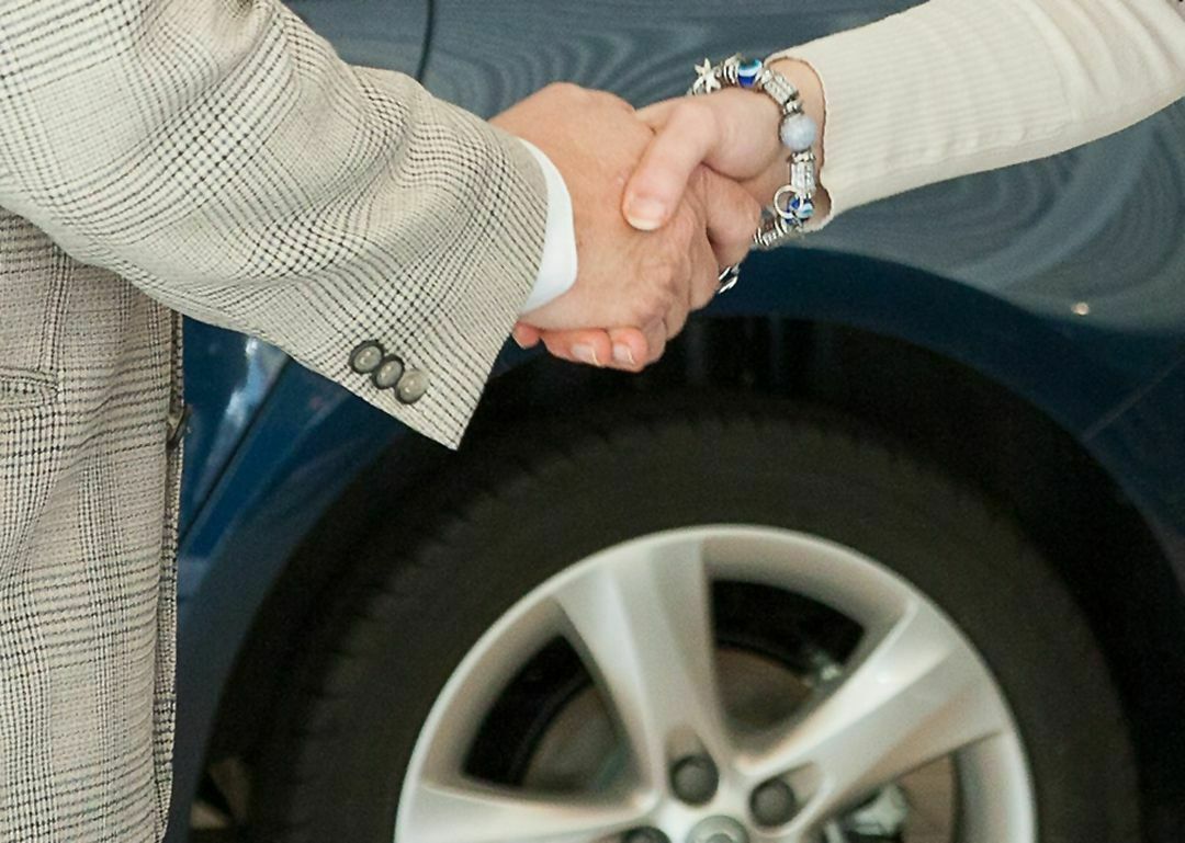 Hand drauf: Beim Autokauf im Internet sollte man gerade bei günstigen Angeboten zweimal hinschauen