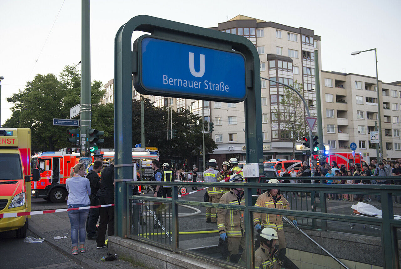 An der Berliner U-Bahnstation Bernauer Straße ist ein Auto aus bislang unbekannten Gründen eine Treppe Richtung Bahnsteig hinuntergefahren.