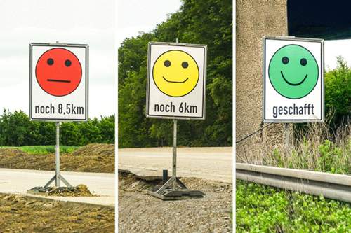 Am Ende mancher Autobahnbaustellen belohnen "Geschafft"-Schilder die Autofahrer