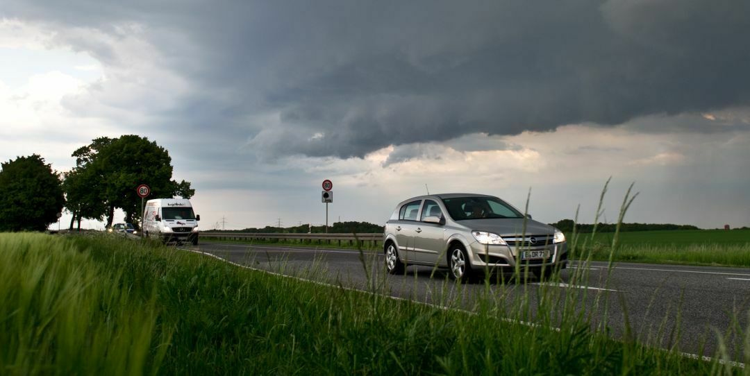 Die meisten Autofahrer fühlen sich auf Landstraßen sicher. Laut Dekra ein Irrglaube - und nicht der einzige.