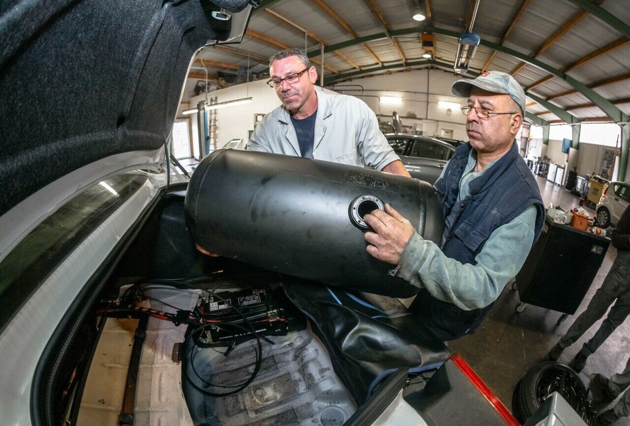 Einbau eines Autogas-Tanks in die Reserveradmulde: Die Bundesregierung hat sich nun doch entschieden, den Kraftstoff weiter zu begünstigen
