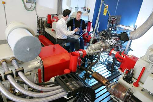 Bei ZF in Friedrichshafen wird ein Getriebe am Prüfstand auf Herz und Nieren untersucht