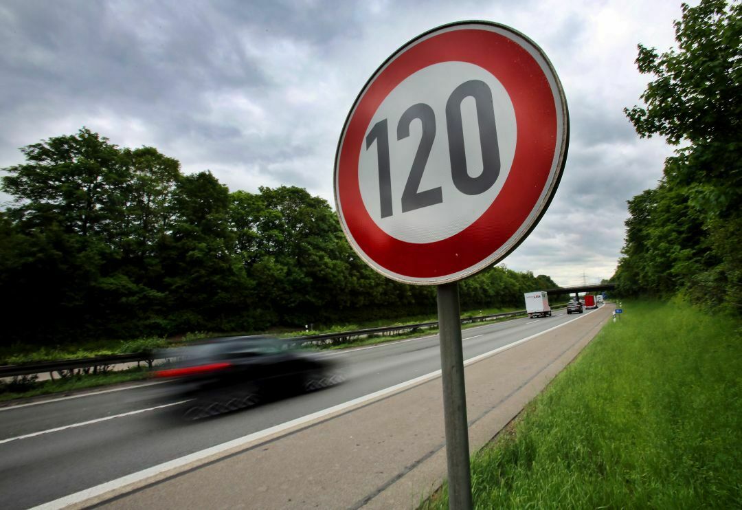 Auch wenn die zulässige Geschwindigkeit nicht eingeschränkt ist: Wer weit schneller als 130 km/h fährt, muss bei einem Unfall mit einer Mitschuld rechnen