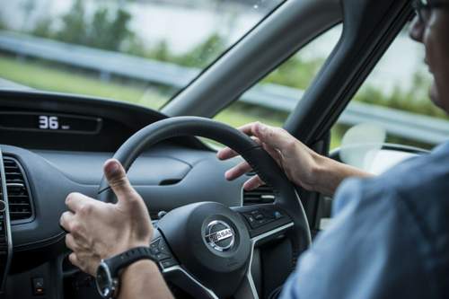 Die Hände müssen wie bei Mercedes-Systemen ans Lenkrad, sonst schaltet sich das System aus