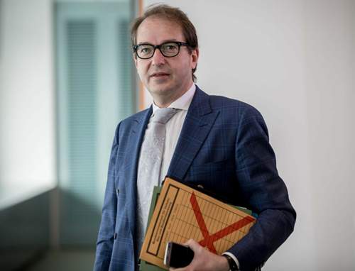 Am Freitag soll das Gesetz zu computergesteuerten Autos von Verkehrsminister Alexander Dobrindt (CSU) den Bundesrat passieren