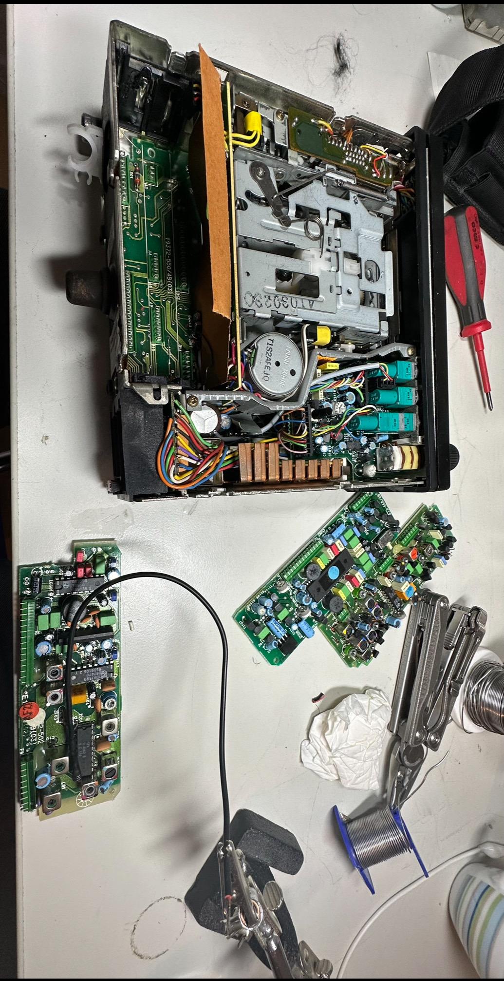 Autoradios aus der Zeit des W124, hier das Grundig wkc 4870
