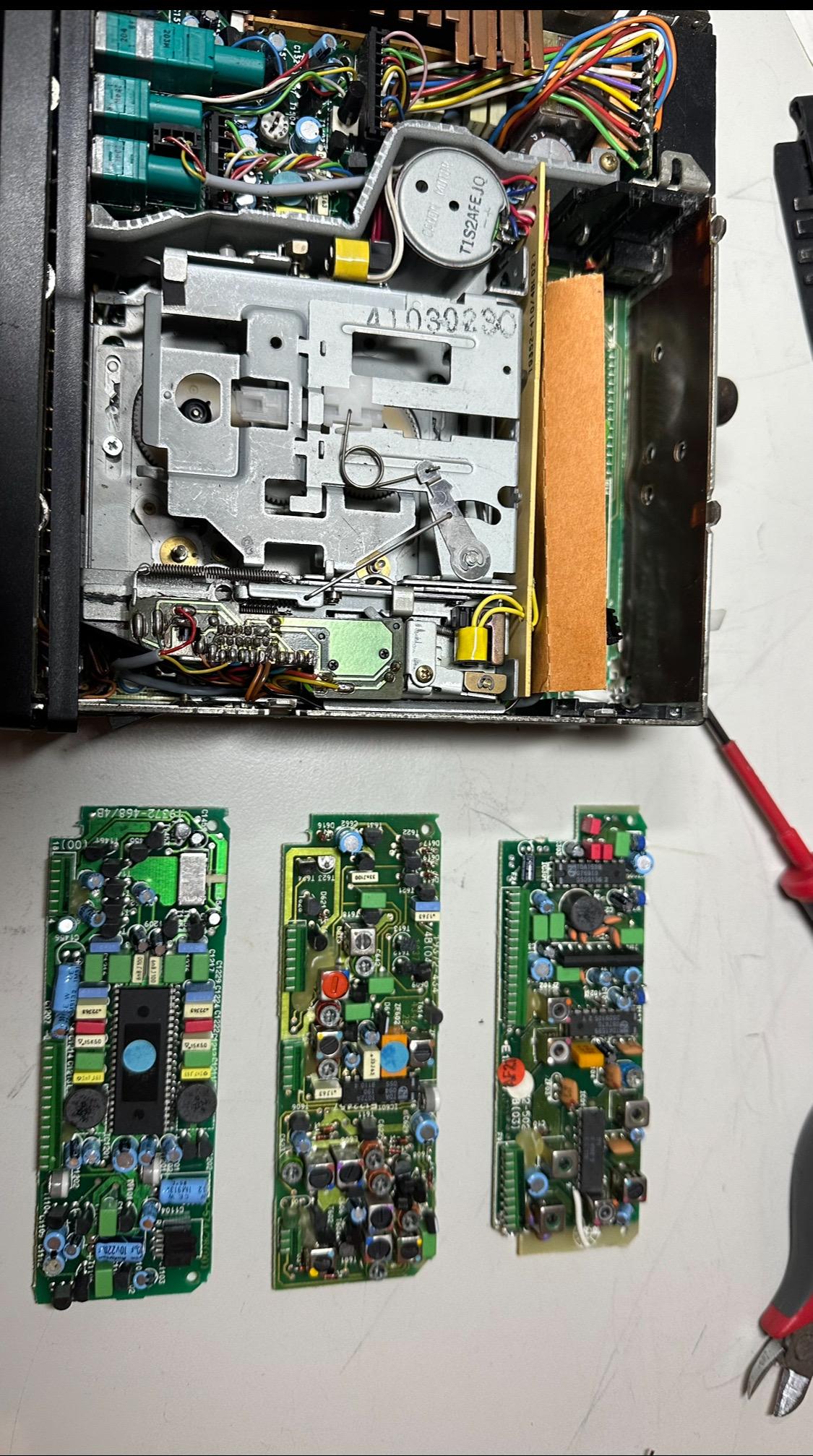 Autoradios aus der Zeit des W124, hier das Grundig wkc 4870