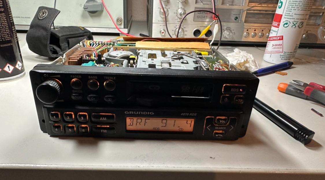 Autoradios aus der Zeit des W124, hier das Grundig wkc 4870