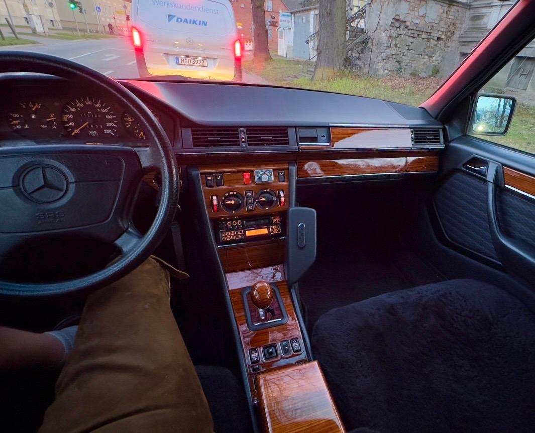 Autoradios aus der Zeit des W124, hier das Grundig wkc 4870