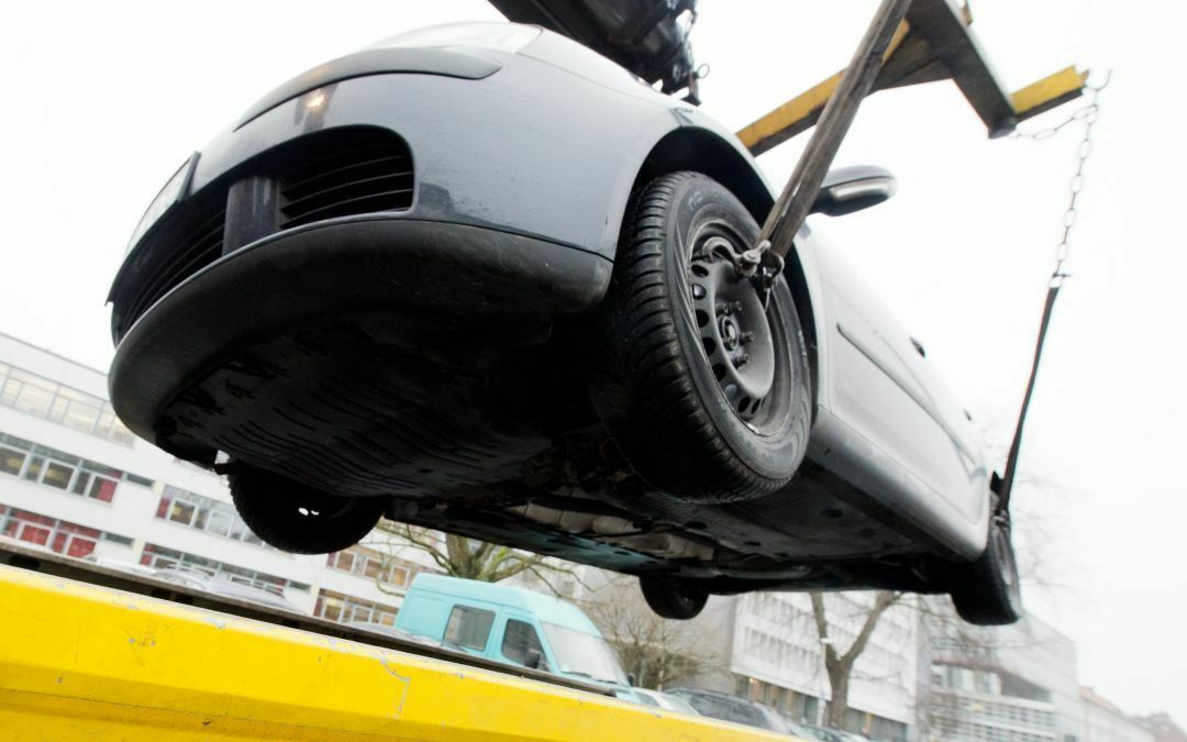 Wer ein Auto von A nach B transportieren möchte, darf es nicht einfach abschleppen. Stattdessen muss beispielsweise ein Abschleppunternehmen beauftragt werden