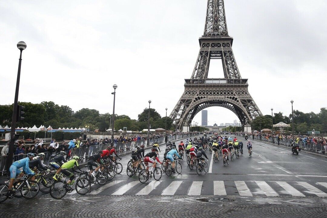 Paris zur Tour de France 2015 mit gesperrten Straßen: Ab 2020 ist ein generelles Verbot von Dieselautos und die Beschränkung der Fahrterlaubnis auf Anwohner und Lieferanten in bestimmten Vierteln angedacht