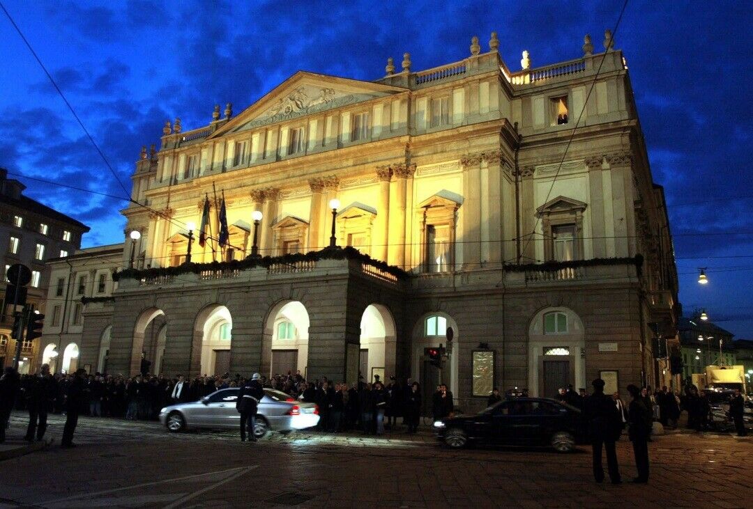Die Piazza della Scala vor dem Opernhaus in Mailand soll langfristig autofrei werden