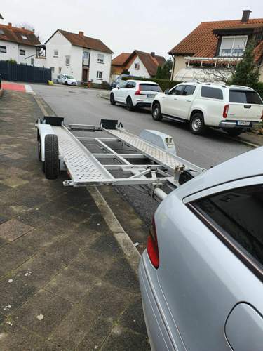 Da hängt er am Auto