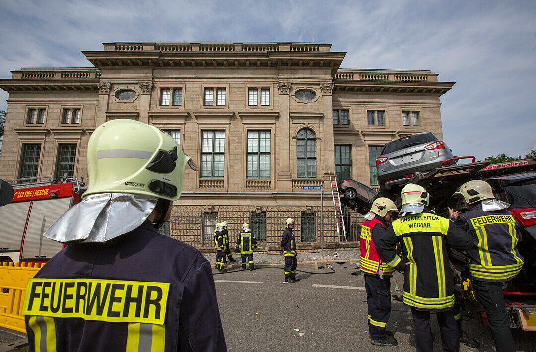 Unfall: Autotransporter rammt Goethe- und Schiller-Archiv in Weimar