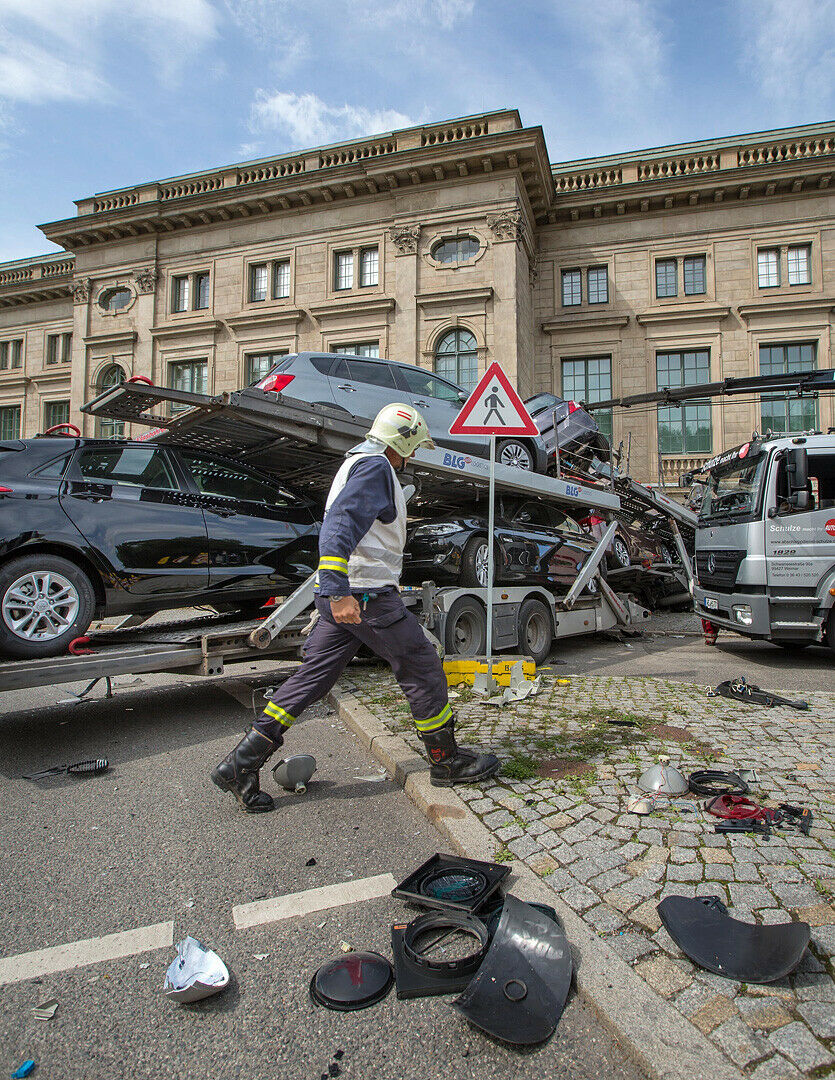 Unfall: Autotransporter rammt Goethe- und Schiller-Archiv in Weimar