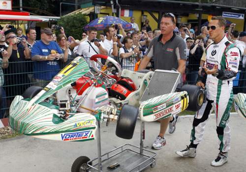 Michael Schumacher neben einem Tony Kart.