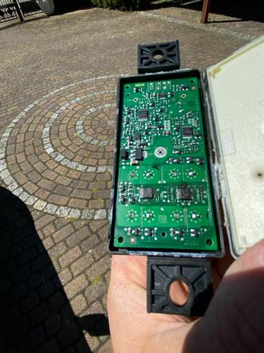 Backup Batterie mit verbrannten Komponenten.jpg