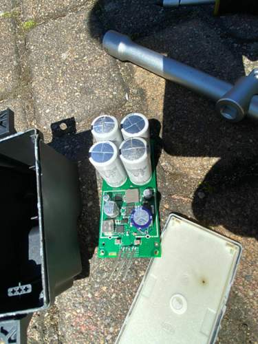 Backup Batterie mit defekten Kondensatoren.jpg