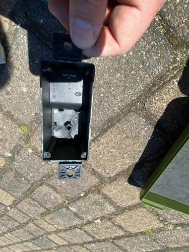 Gehaeuse zur Backup Batterie mit ausgelaufenen Kondensatoren.jpg