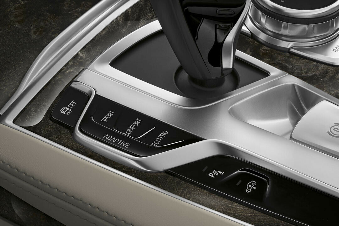 Erstmals bietet BMW einen Adaptiv-Modus an: er erkennt, ob der Fahrer sportlich oder bequem unterwegs sein will