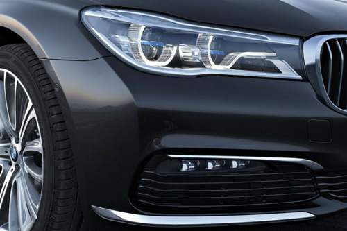 Optional bietet BMW das Laserlicht "Selective Beam" an. Es leuchtet 300 Meter weiter als im i8