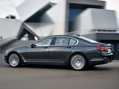 Als 730d schluckt der BMW 7er nur 4,5 Liter pro 100 km (NEFZ). Die S-Klasse trinkt einen Liter mehr