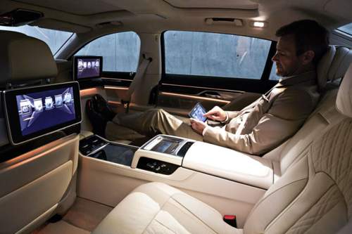 Das „Executive Lounge Seating“ bietet eine elektrisch ausfahrende Fußstütze im Beifahrersitz
