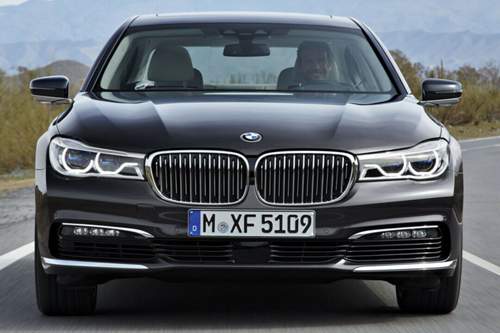 Die Front des 7er BMW wird deutlich überarbeitet. Durch die Nieren strömt nur bei Bedarf Luft, das ist besser für die Aerodynamik