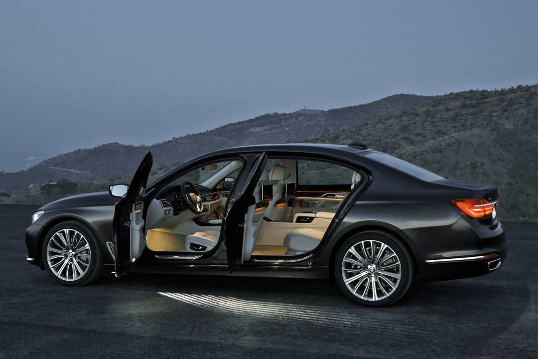 Der Lichtteppich zum Einstieg ist eines der neuen Extras im 7er BMW