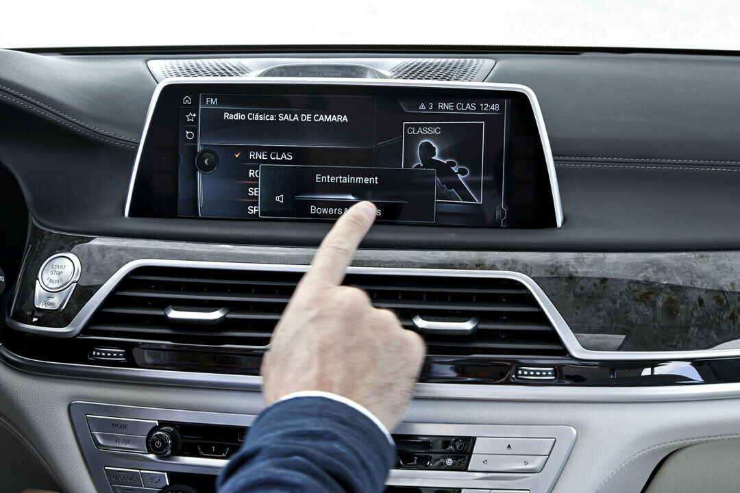 Das iDrive-System funktioniert jetzt auch per Touchscreen