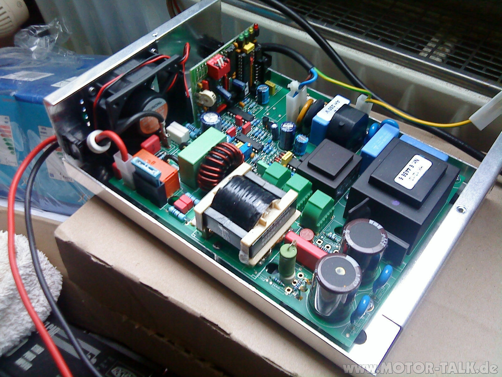 Batterie laden ohne auszubauen?