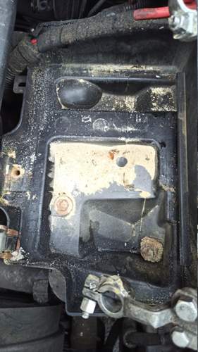 Säure uner Batterie