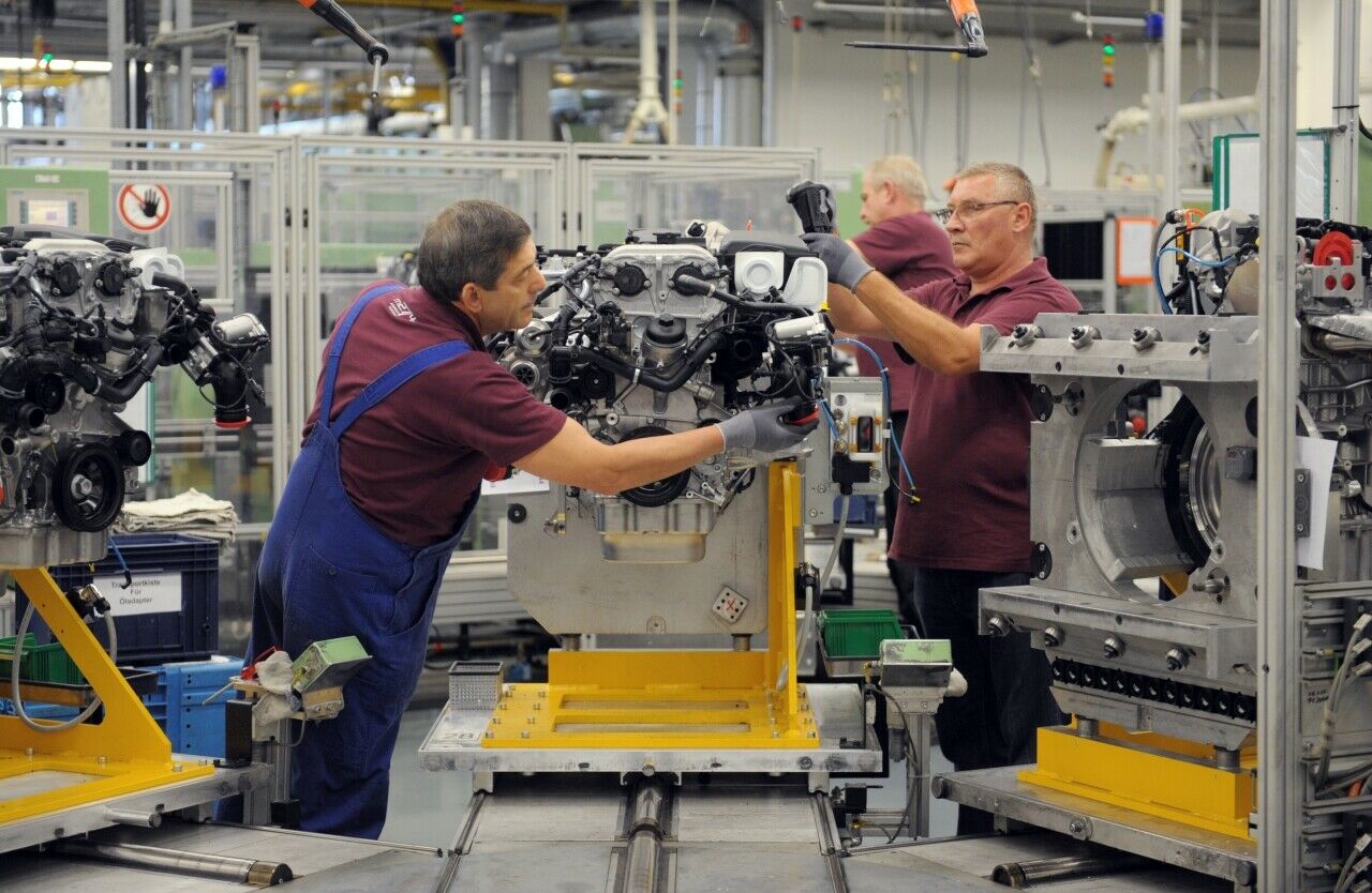 Was tun die Daimler-Beschäftigen in Stuttgart, wenn in Zukunft weniger Motoren gebraucht werden? Darüber haben sich Unternehmen und Betriebsrat nun verständigt
