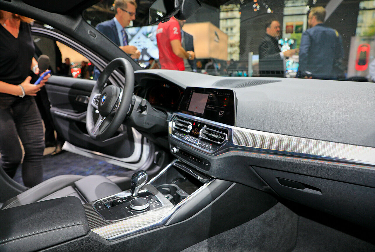BMW rückt das Infotainment im neuen 3er ganz nah an den optional digitalen Instrumententräger
