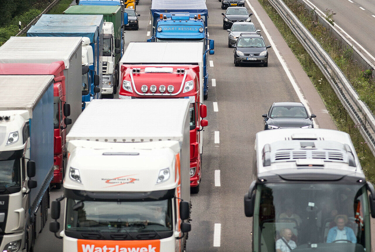 Die Transportbranche boomt - viele Speditionen können aber nicht genügend Fahrer finden. Das begleitete Fahren ab 17 soll langfristig mehr Personal bringen