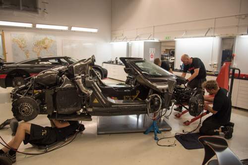Das verunfallte Fahrzeug im Koenigsegg-Werk in Ängelholm: Monocoque, Motor, Getriebe, Türen und Dach sollen keine Schäden abbekommen haben