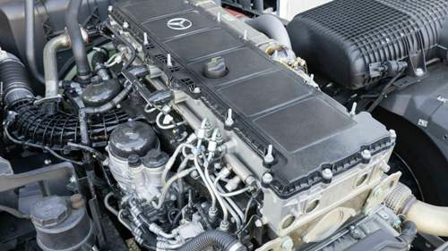 Im Actros 1845 arbeitet ein 12,8 Liter großer Reihensechszylinder mit 449 PS und bis zu 2.400 Nm Drehmoment