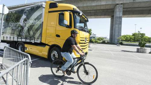 Der Abbiegeassistent im Actros soll vor allem Abbiegeunfälle mit Fahrradfahrern und Fußgängern verhindern