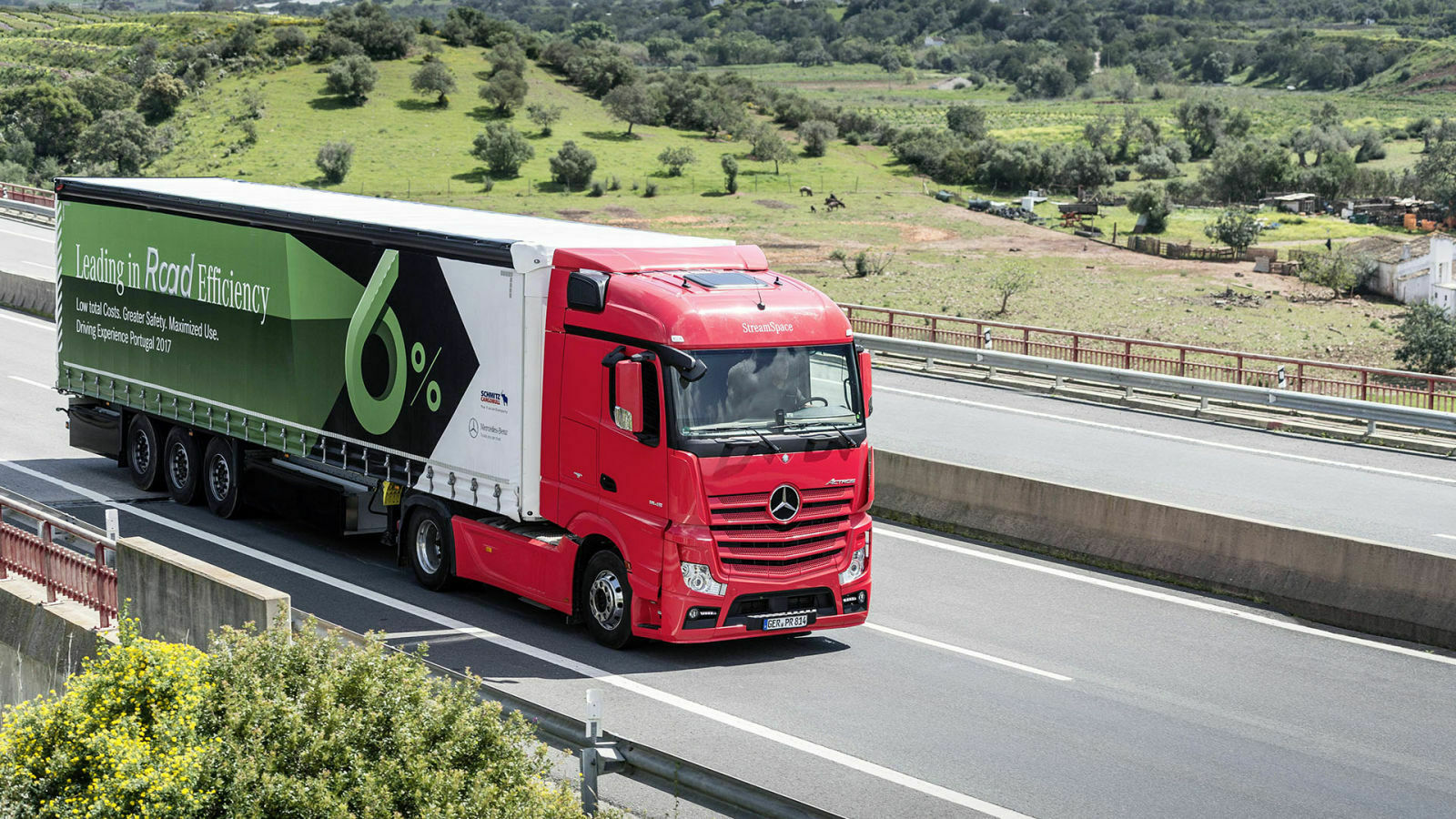 Der Actros des Modelljahres 2015 musste an der Algarve gegen den aktuellen Actros mit der 2. Antriebsstrang-Generation antreten