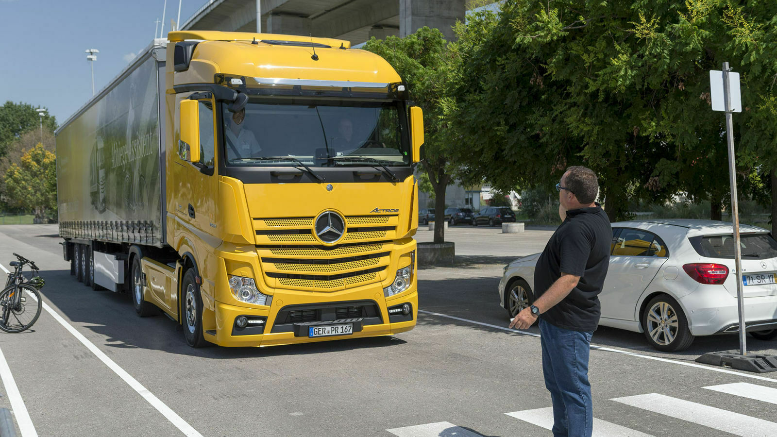 Ein Radarsensor in der Front überwacht den Bereich vor dem Auto und kann jetzt auch Fußgänger erkennen und eine Bremsung einleiten
