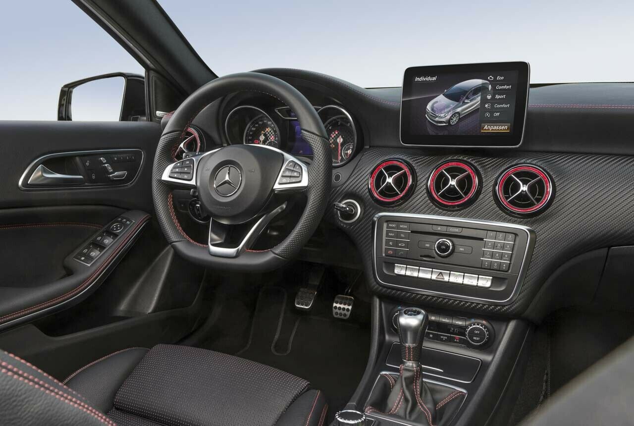 Oldschool: Die A-Klasse W176 mit knopfreichem Bedienteil, aufgesetztem Infotainment-Bildschirm und Analoginstrumenten, Comand Online hieß das Topsystem