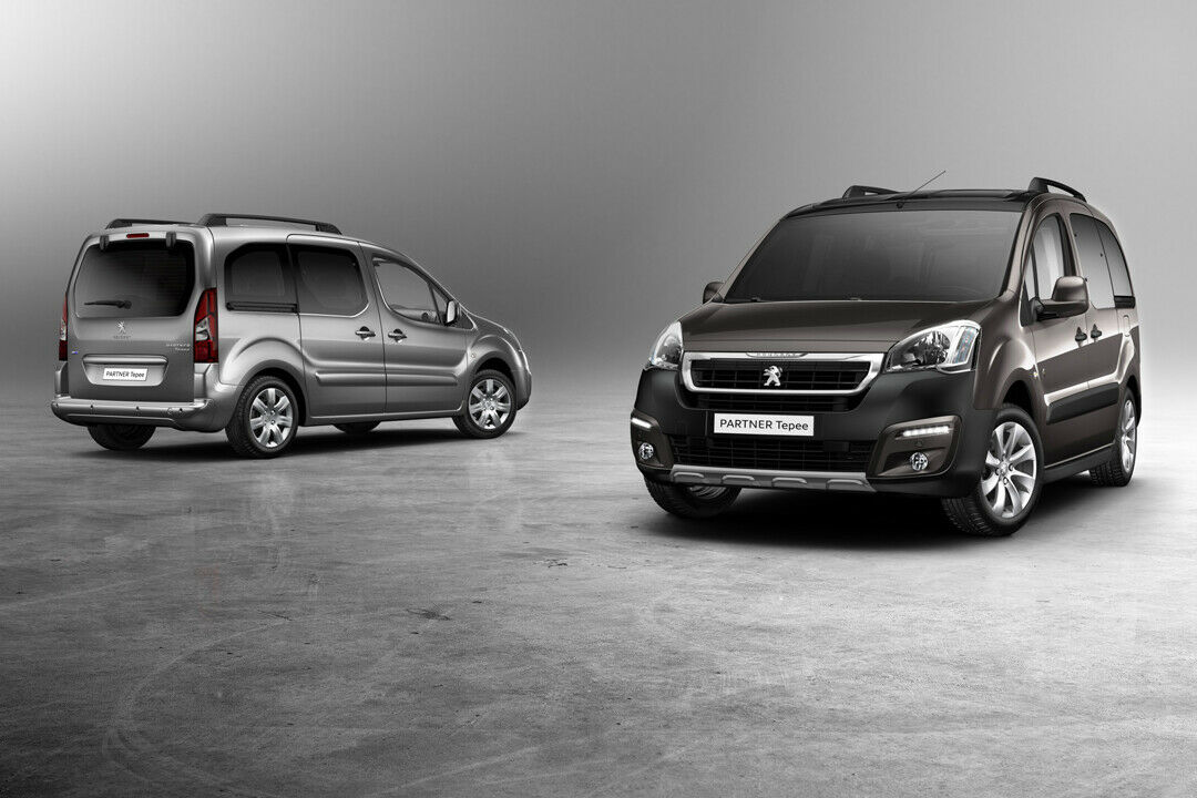 Der frisch geliftete Peugeot Partner Teepee ist an den neu gestalteten Scheinwerfern zu erkennen