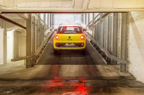 Am Heck des Fiat 500L ist ein Unterfahrschutz angedeutet