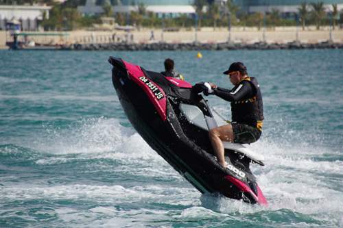Geübte Piloten schaffen auch ein "Wasser-Wheelie"