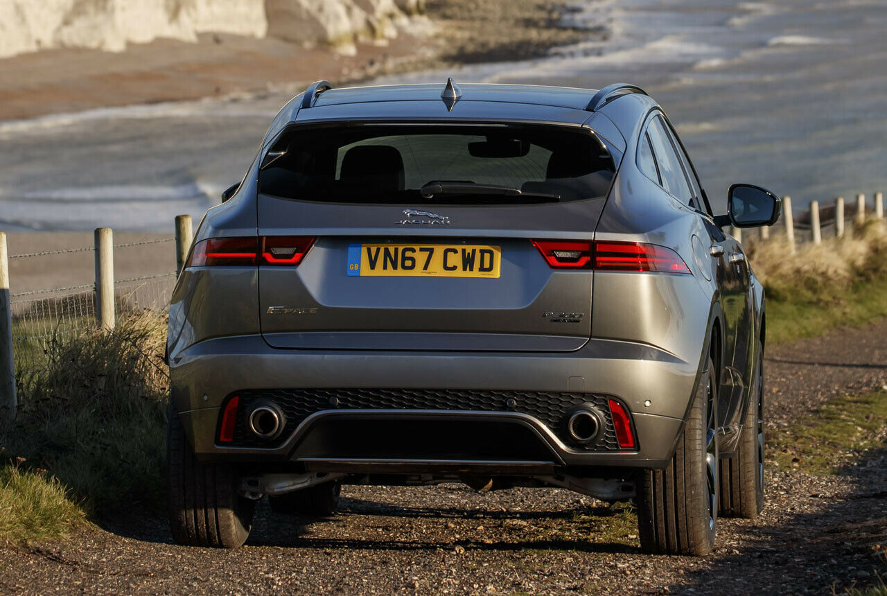 Der 300 PS starke Top-Benziner des Jaguar E-Pace sorgt bei höheren Drehzahlen für ein natürliches Klangerlebnis. Auf künstlich generiertes Schießen und Blubbern verzichtete Jaguar